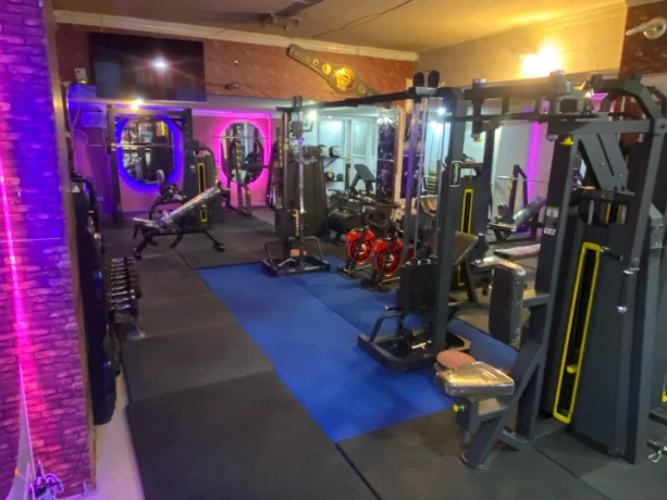 باشگاه پاهای آهنین (Iron Feet Gym) — تصویر 2