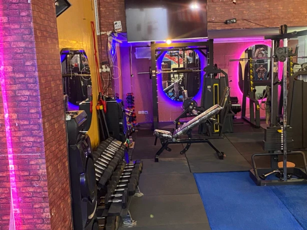 باشگاه پاهای آهنین (Iron Feet Gym) — تصویر 3