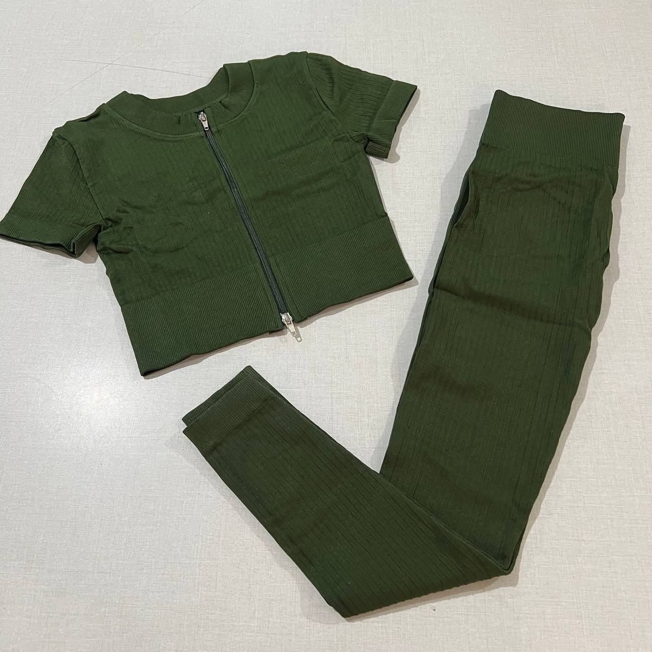 ست ورزشی زنانه کراپ زیپی و لگ اسلیم فیت کد 20043