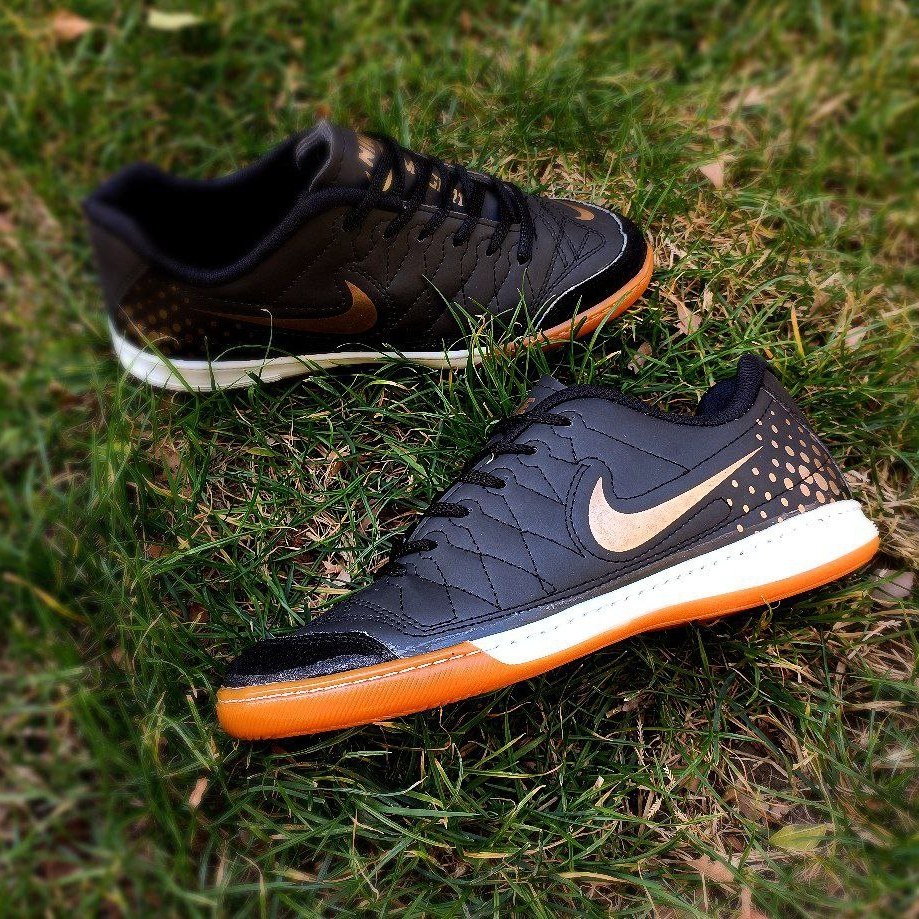 کفش فوتبال نایکی مدل مجیستا رنگ مشکی و قرمز