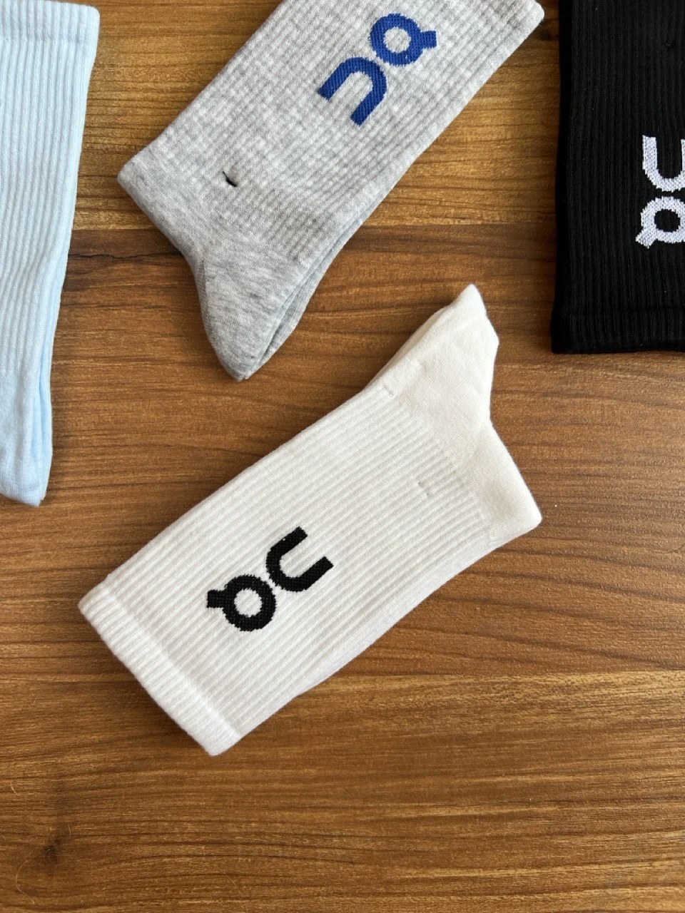 جوراب ساق‌دار ورزشی با استایل On Running (سفید و مشکی) - مشکی