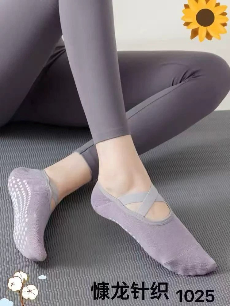 جوراب یوگا و پیلاتس ضد لغزش با کف سیلیکونی