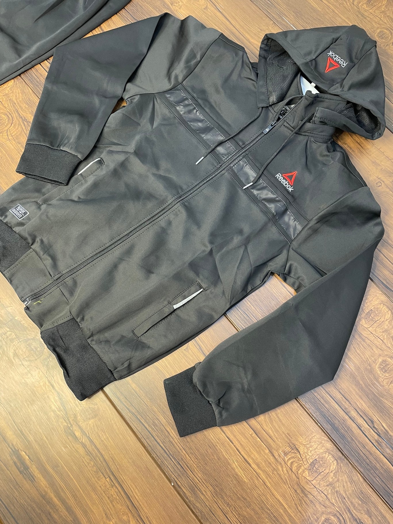 ست لباس ورزشی مردانه ریباک مدل استرج اعلا رنگ سیاه و سرمه ای