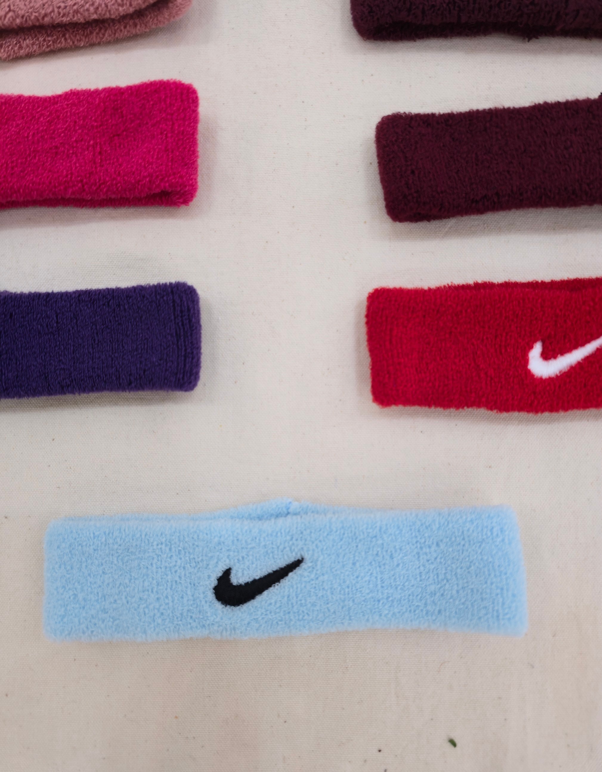 هدبند ورزشی زنانه حوله ای پاییزه زمستانه مدل نایکی گلدوزی شده - کالباسی