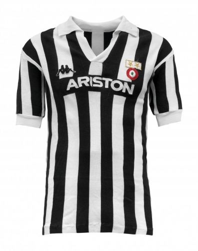 پیراهن اول Juventus FC ۸۳-۸۴